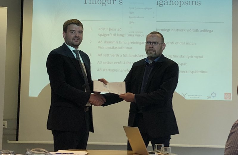 Félagsmálaráðherra alsæll við afhendingu skýrslu sérfræðingahópsins. Mynd: Jónas Atli Gunnarsson.