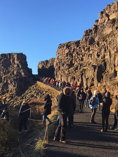 Ferðamannafjöld í Almannagjá nú í október. Mynd: Ari Trausti