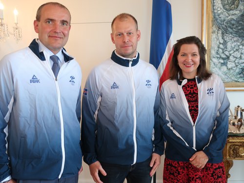 Andri Stefánsson aðalfararstjóri ÍSÍ með forsetahjónunum. Ljósmynd úr safni ÍSÍ