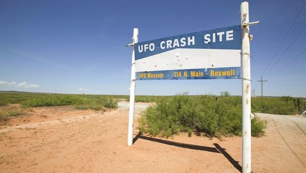 Bærinn Roswell er ekki þekktur fyrir nokkuð annað en FFH-málið, en bæjarbúar skammast sín ekkert fyrir það. Í Roswell má nú t.d. finna safn um FFH. 