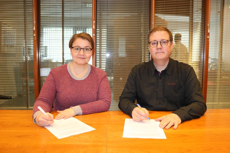 Drífa Snædal, forseti ASÍ, og Breki Karlsson, formaður NS, skrifa undir. Mynd: Aðsend