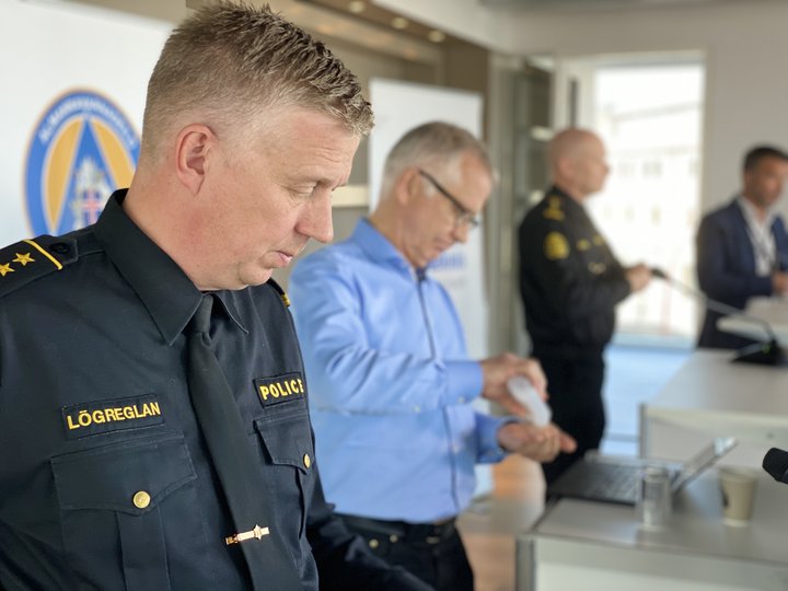 Þeir Víðir Reynisson og Þórólfur Guðnason sjást hér á upplýsingafundi almannavarna. Íslendingar segjast sjálfir upp til hópa duglegir að hlýða þeim, en hafa minni trú á næsta manni.