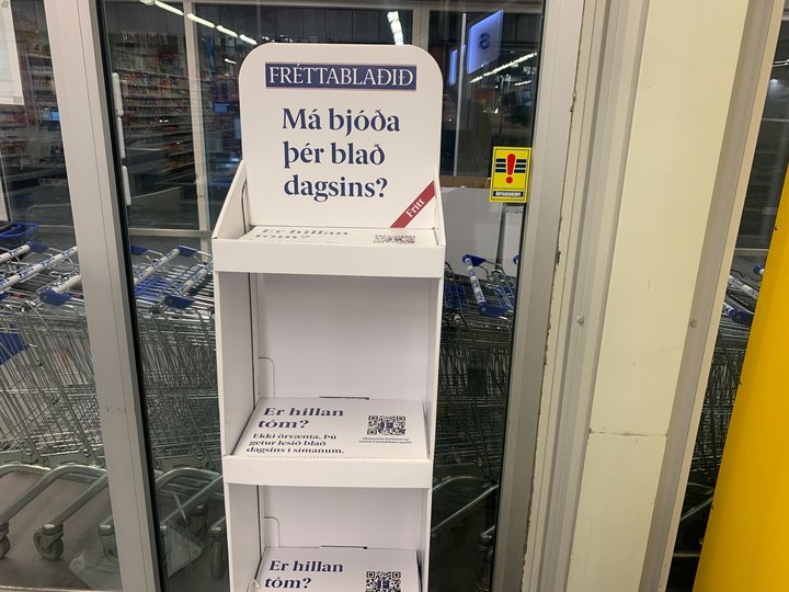 Þeir sem vilja lesa Fréttablaðið á prenti þurfa nú að nálgast blaðið í kassa sem þessum, sem er að finna í matvöruverslun á höfuðborgarsvæðinu.