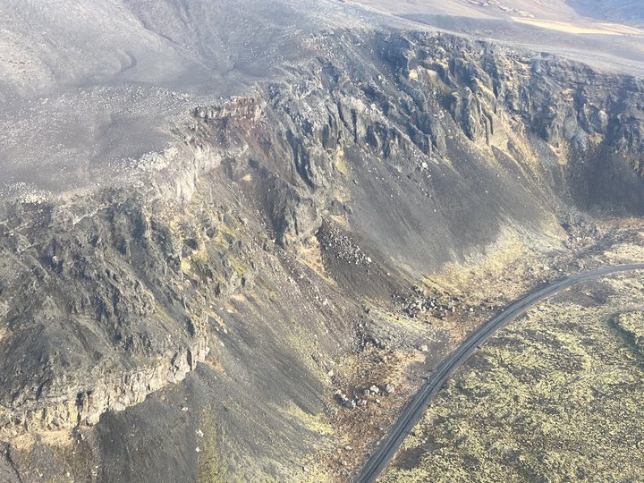 Grjóthrun hefur orðið á Reykjanesskaga og varað er við frekara hruni. Myndina tók áhöfn Landhelgisgæslunnar í eftirlitsflugi í morgun.