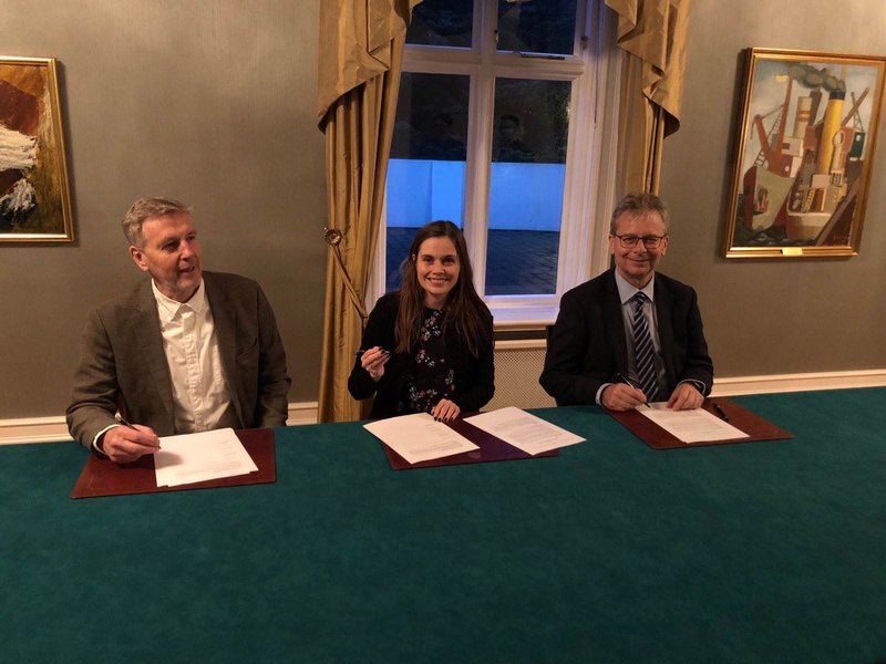 Katrín Jakobsdóttir, forsætisráðherra, Jón Atli Benediktsson, rektor Háskóla Íslands og Vilhjálmur Árnason, stjórnarformaður Siðfræðistofnunar undirrita samninginn. Mynd: Forsætisráðuneytið.