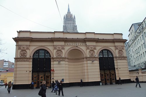 Smolenskaya-lestarstöðinni var lokað á háannatíma síðdegis á mánudag eftir að sprengjuhótun barst lögreglu. Lestarstöðin er staðsett í miðborg Moskvu en í bakgrunni má sjá glitta í byggingu utanríkisráðuneytis Rússlands. Mynd: Ómar.