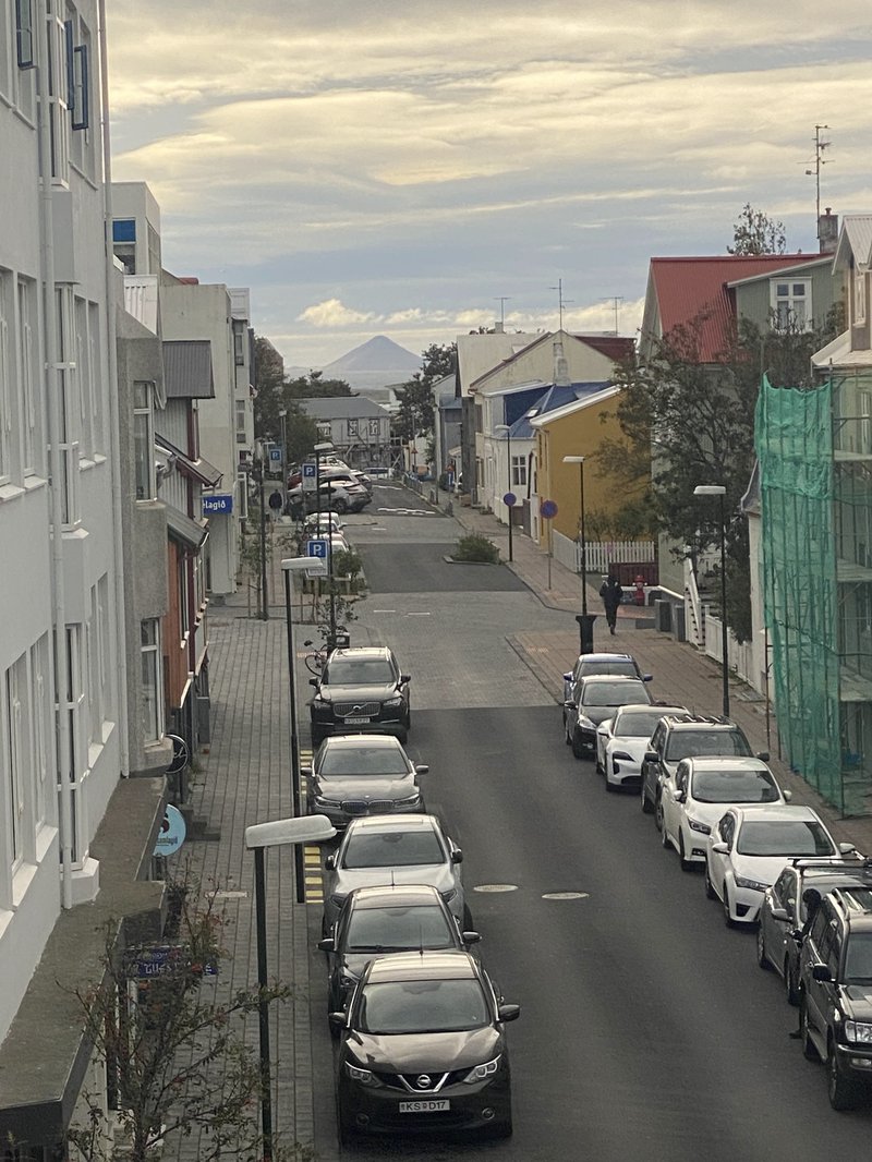 Landslag fengið að láni inn í byggðina. Keilir trónir við enda Óðinsgötu í Reykjavík. Mynd: Þráinn Hauksson.