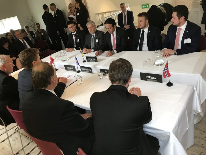 Pablo Campana, ráðherra utanríkisviðskipta í Ekvador, skrifar undir samninginn.