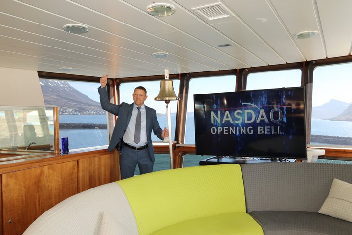 Gunnþór Ingvarsson er forstjóri Síldarvinnslunnar. Hann sést hér hringja inn fyrstu viðskipti með bréf í félaginu eftir skráningu á markað í maí í fyrra.