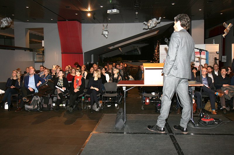 Mun fleiri mættu á fundinn í ráðhúsinu í gær en gert var ráð fyrir og þurfti að bæta við stólum í salinn. Mynd: Jón Halldór Jónasson