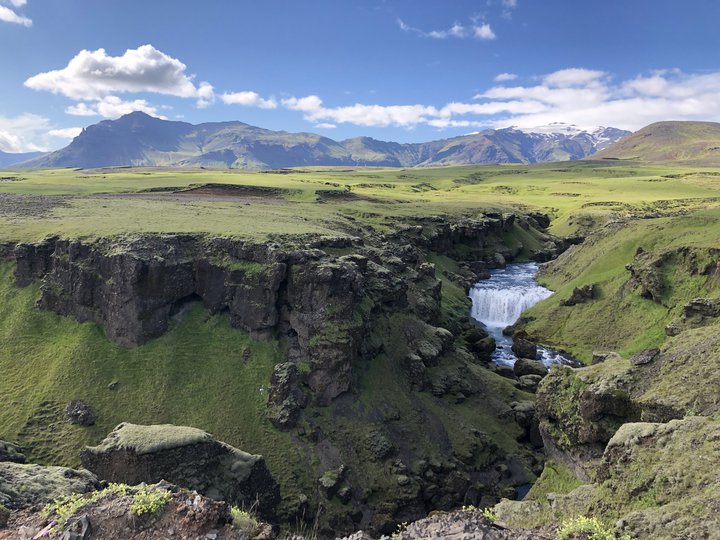 Foss ofan við Skógafoss þar sem gönguleiðin yfir Fimmvörðuháls hefst. Á síðasta ári þurfti að loka hluta af Skógaheiði ofan við Skógafoss vegna ágangs um svæðið.