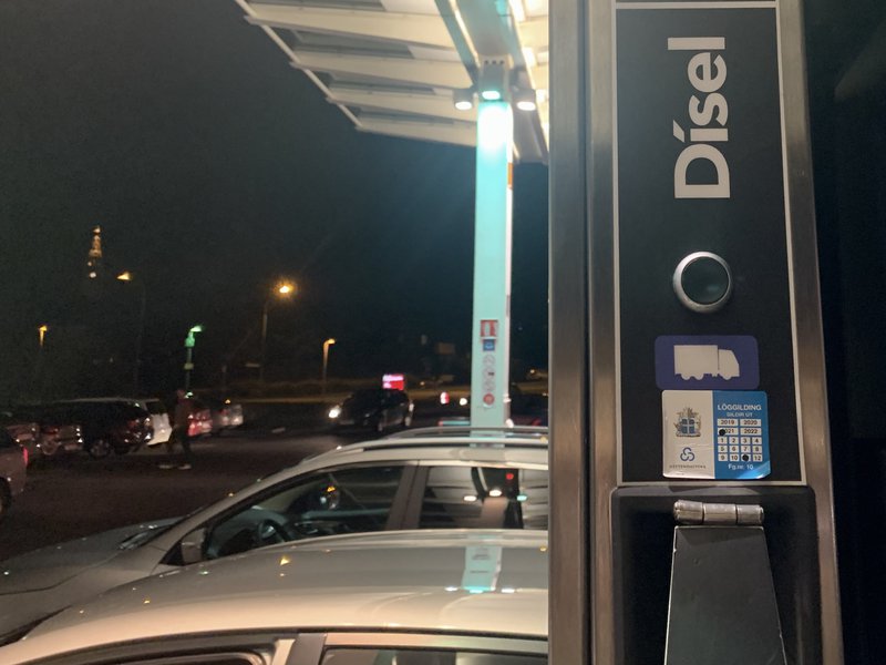 Það var álag á starfsmönnum þeirra verslana sem selja eldsneyti síðasta sólarhringinn áður en að gildistími ferðagjafarinnar rann út. Mynd: Bára Huld Beck