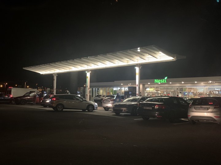 Mynd tekin fyrir utan N1-verslun að kvöldi 30. september 2021. Það var síðasti dagurinn til að nota ferðagjöfina. Landsmenn notuðu ferðagjafir til að kaupa eldsneyti hjá N1 fyrir 27 milljónir á þeim degi einum og sér.