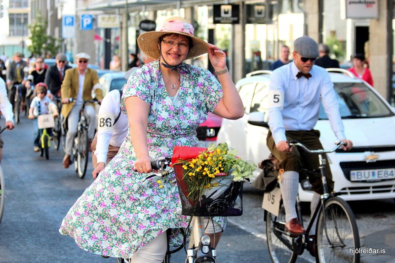 Kona á hjóli - hjolreidar.is