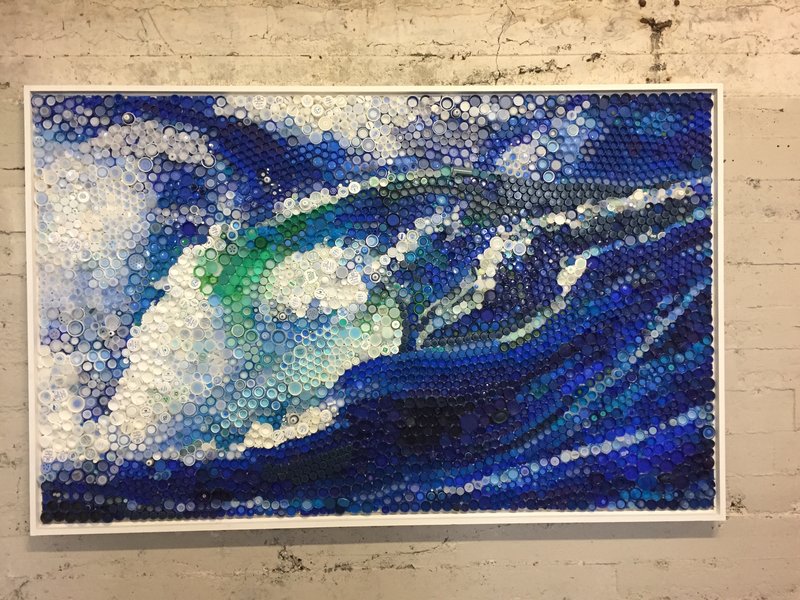 Tsunami 2015, Mary Ellen Croteau, mósaíkverk úr plasttöppum. 