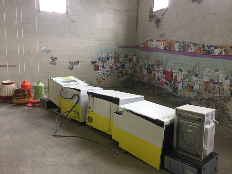 Jessica Stocholder: Ladling warm landscape green onto efflorescenece in an effort to level the hammer headed shark, 2017.