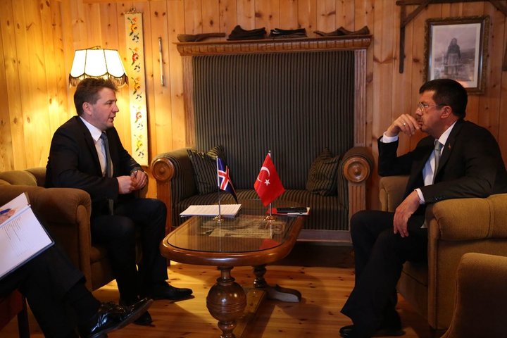 Guðlaugur Þór Þórðarson og Nihat Zeybekci efnahagsmálaráðherra Tyrklands.