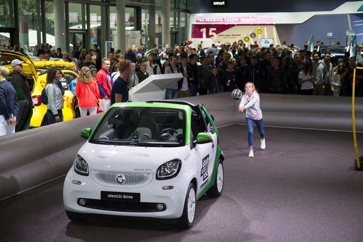 Spilar blak við bílinn.