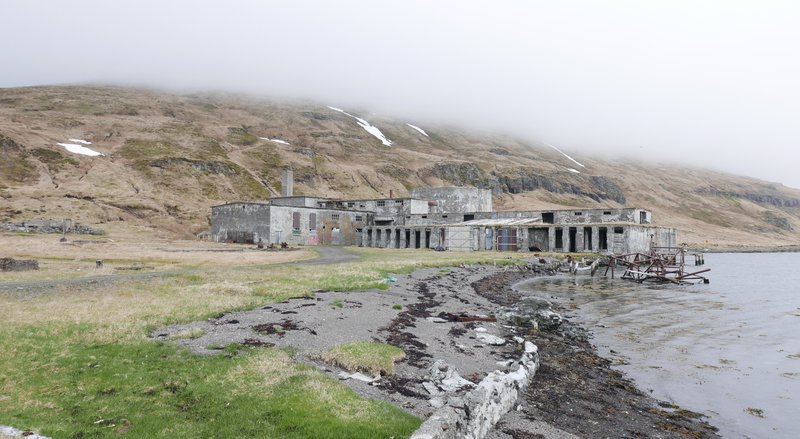 Síldarverksmiðjan í Ingólfsfirði stendur enn þó að rekstrinum hefði verið hætt árið 1952. Mynd: Sunna Ósk Logadóttir