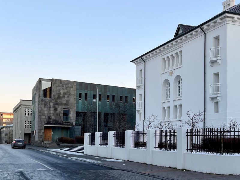 Heildstæð götumynd húsa við Ingólfsstræti í Reykjavík í samsvarandi mælikvarða þrátt fyrir mismunandi byggingarstíl sem endurspeglar ólíkan byggingartíma – Arnarhvoll frá 1929, Hæstiréttur frá 1996 og Safnahúsið frá 1907. Mynd: Aðsend