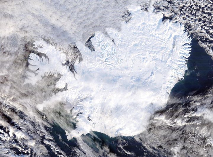 Ísland úr lofti. Alþjóðamál og tengdar öryggisógnir í hefðbundnum skilningi voru ekki ofarlega á lista, þegar svarendur voru beðnir um að nefna helstu áskoranir Íslands.