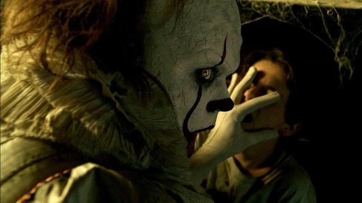 Bill Skarsgård í hlutverki Pennywise í It (2017).
