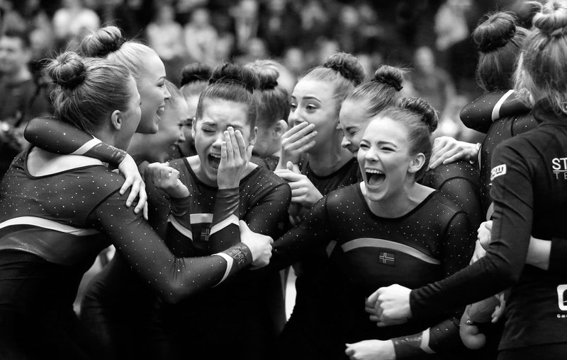 Frá dómnefnd: Myndin sýnir miklar tilfinningar sem fylgja íþróttum. Það er stutt á milli hláturs og gráturs. Myndin er tekin á þann hátt að áhorfandanum finnst hann vera inni í þyrpingunni og upplifir gleðina með stúlkunum. Mynd: Eggert Jóhannesson.