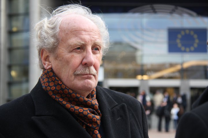 Jón Baldvin Hannibalsson fyrrverandi utanríkisráðherra stefndi dóttur sinni og fjölmiðlamanni fyrir ummæli í viðtali um meint kynferðisbrot hans.