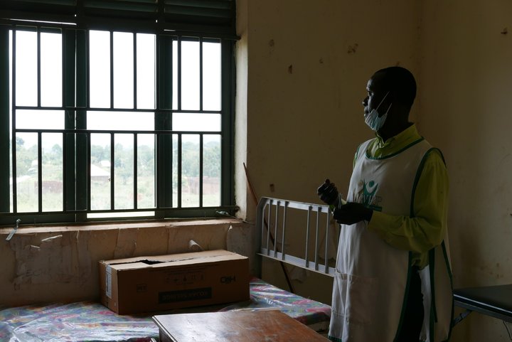 Hjúkrunarfræðingur á heilsugæslu í austurhluta Úganda fyrr á þessu ári. Heilbrigðiskerfið er mjög veikt víða í landinu.