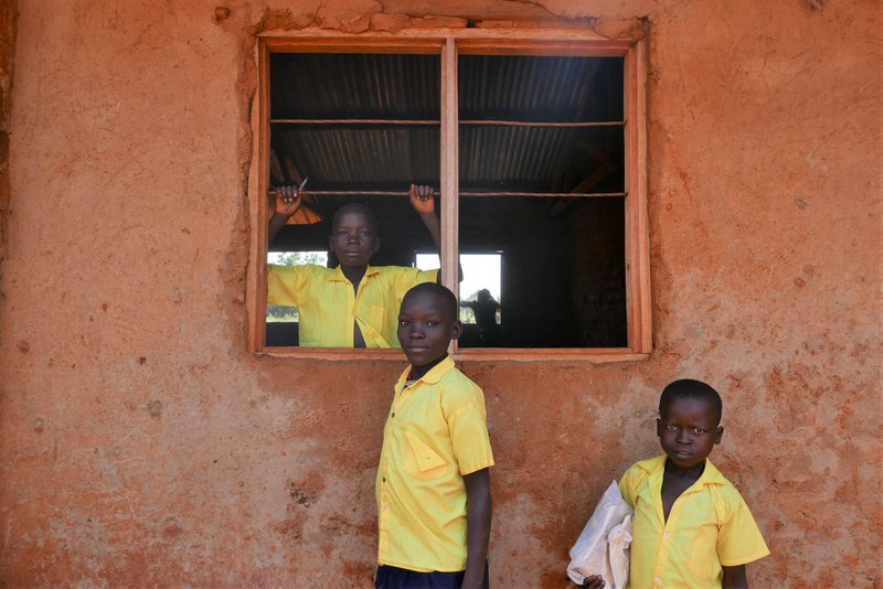 Skólastrákar í Namayingo-héraði. Rimlar fyrir gluggum. Mynd: Sunna Ósk Logadóttir