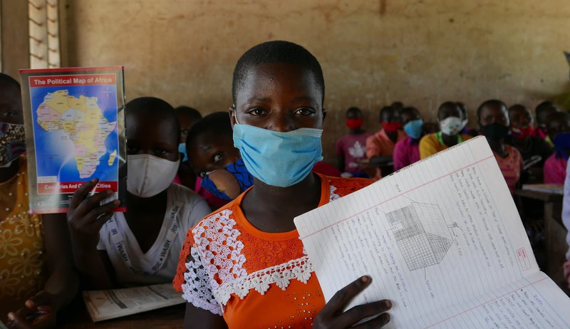 Tugir nemenda eru oft saman í bekk í grunnskólum í Úganda. Mynd: Sunna Ósk Logadóttir