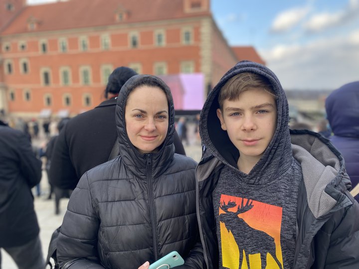 Mæðginin Júlía og Daníl frá Karkív voru í skoðunarferð um Varsjá, borgina sem verður tímabundið heimili þeirra, síðasta laugardag.