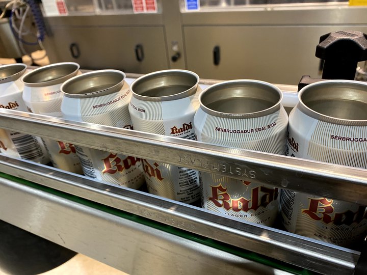 Fjöldi brugghúsa um allt land gætu löglega hafið smásölu á bjór beint til gesta sinna ef frumvarp dómsmálaráðherra yrði að veruleika. Mynd úr brugghúsi Kalda á Árskógssandi.