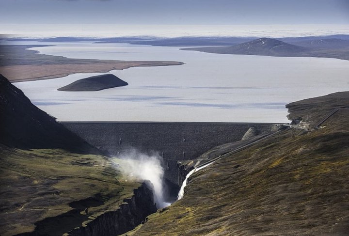 Vatnsárið var gott austanlands og Hálslón Kárahnjúkavirkjunar fylltist í haust. Aðra sögu er að segja af vatnsbúskapnum sunnanlands.