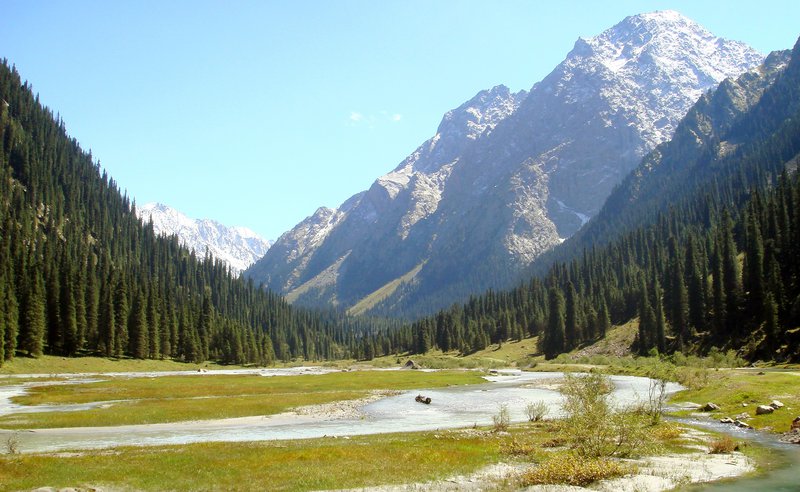Dalur í Kirgistan undir Tian Shan-fjöllunum í nágrenni staðarins þar sem grafreitirnir eru. Mynd: Wikipedia
