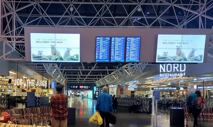 Ferðaþjónusta hefur end­ur­heimt um helm­ing þeirra starfa sem töp­uð­ust í kórónuveirufaraldrinum samkvæmt tölum frá Seðlabanka Íslands.