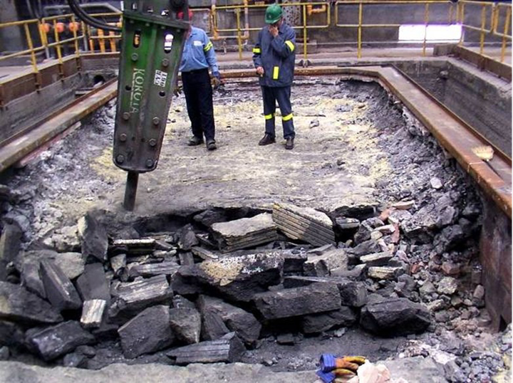 Brotið innan úr kerjum í álver.