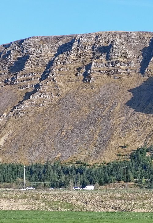 Kerlingin í Kerlingarskarði í Úlfarsfelli birtist í kvöldsólinni. Til hægri á myndinni! Mynd: Sunna Ósk Logadóttir