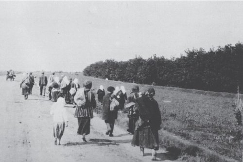 Íbúar Kharkiev yfirgefa þorpið í leit að mat. Mynd: Aðsend