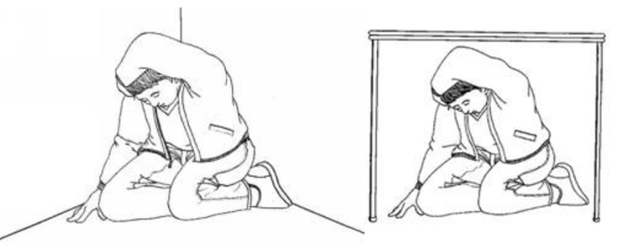 Krjúpa skal úti í horni við burðarvegg eða undir borði, skýla höfði og halda sér í.