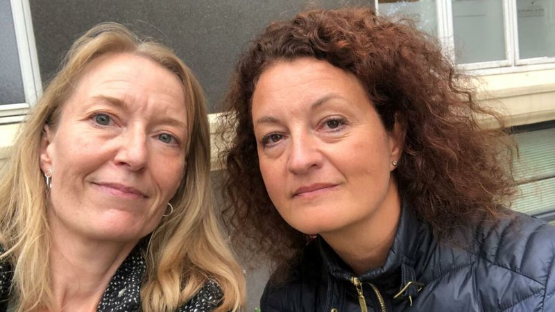 Konurnar tvær í lífi Per Christiansen, Amalie Mathiassen og Louise Mogensen, er þær hittust fyrst og báru saman bækur sínar. Skjáskot: B.T.