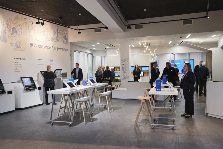 Miklar breytingar hafa orðið hjá Arion banka á undanförnum árum. Útibúaþjónustu bankans hefur meðal annars verið breytt mikið og hlutur stafrænnar þjónustu aukinn.