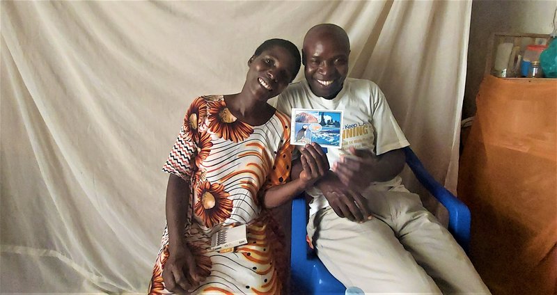 Laban og Scovia með póstkort frá Íslandi. Þeir eru nokkuð skrautlegri fuglarnir í þeirra heimalandi. Mynd: Sunna Ósk Logadóttir