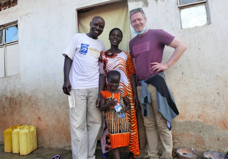 Laban, Scovia, Christine og Arnar Unnarsson, maður greinarhöfundar, fyrir utan litla húsið í Joseph. Mynd: Sunna Ósk Logadóttir