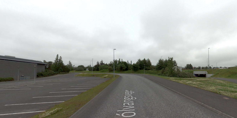 Hér sjást umrædd undirgöng til hægri á myndinni. Bílastæði Lækjarskóla eru hér til vinstri. Mynd: Götusýn Já.is