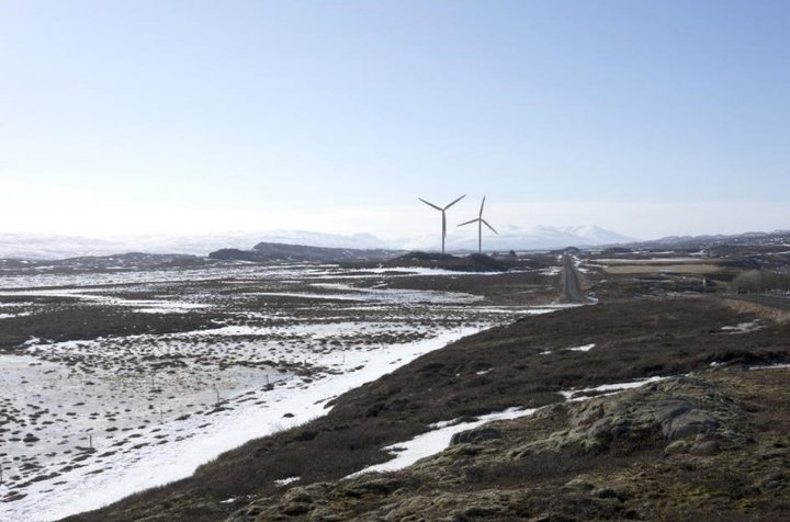 Ásýnd vindmyllanna frá bænum Ekru, 1,6 kílómetra norðan við Lagarfoss.
