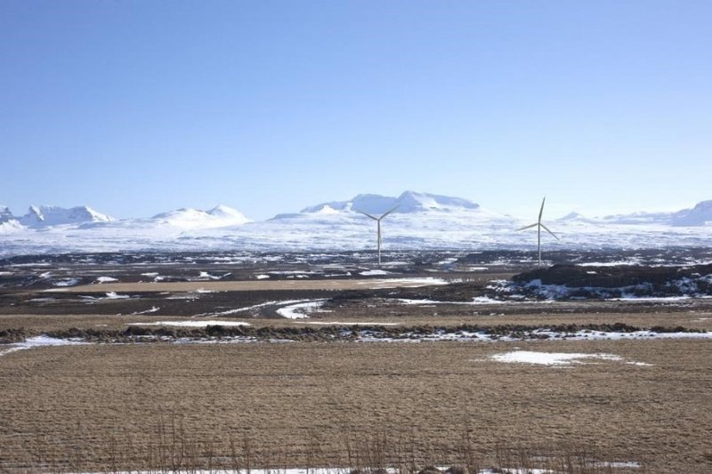 Ásýnd vindmyllanna frá Kirkjubæ, 1,9 kílómetra vestan við Lagarfoss.