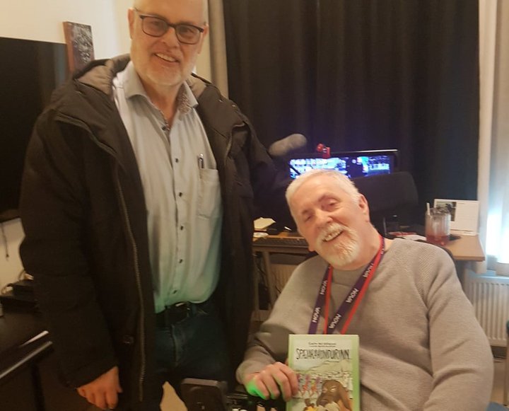 Guðjón og Lárus Haukur með eitt eintak af bókinni í fanginu.