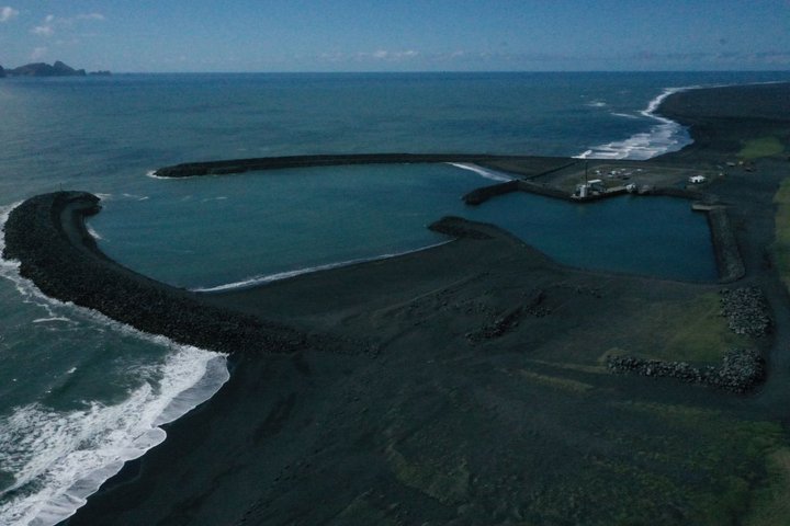Gríðarlega mikil dæling á sandi á sér stað í Landeyjahöfn á hverju ári. Markarfljótið ber hundruð þúsunda tonna af jarðefnum út í sjó og það á til að safnast upp í mynni hafnarinnar.