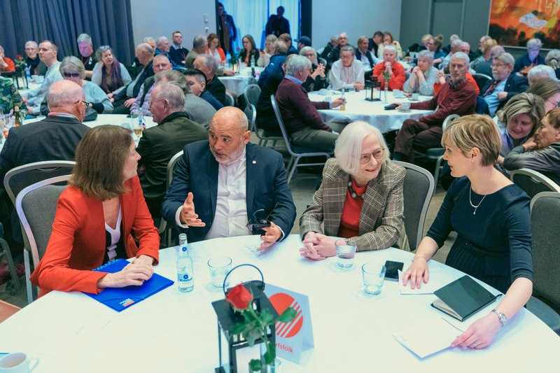 Katarina Barley, varaforseti Evrópuþingsins, var sérstakur gestur á landsfundinum. Hér er hún ásamt fyrrverandi formönnum flokksins, Loga Einarssyni og Jóhönnu Sigurðardóttur, auk Kristrúnar Frostadóttur, nýs formanns Samfylkingarinnar. Mynd: Samfylkingin.